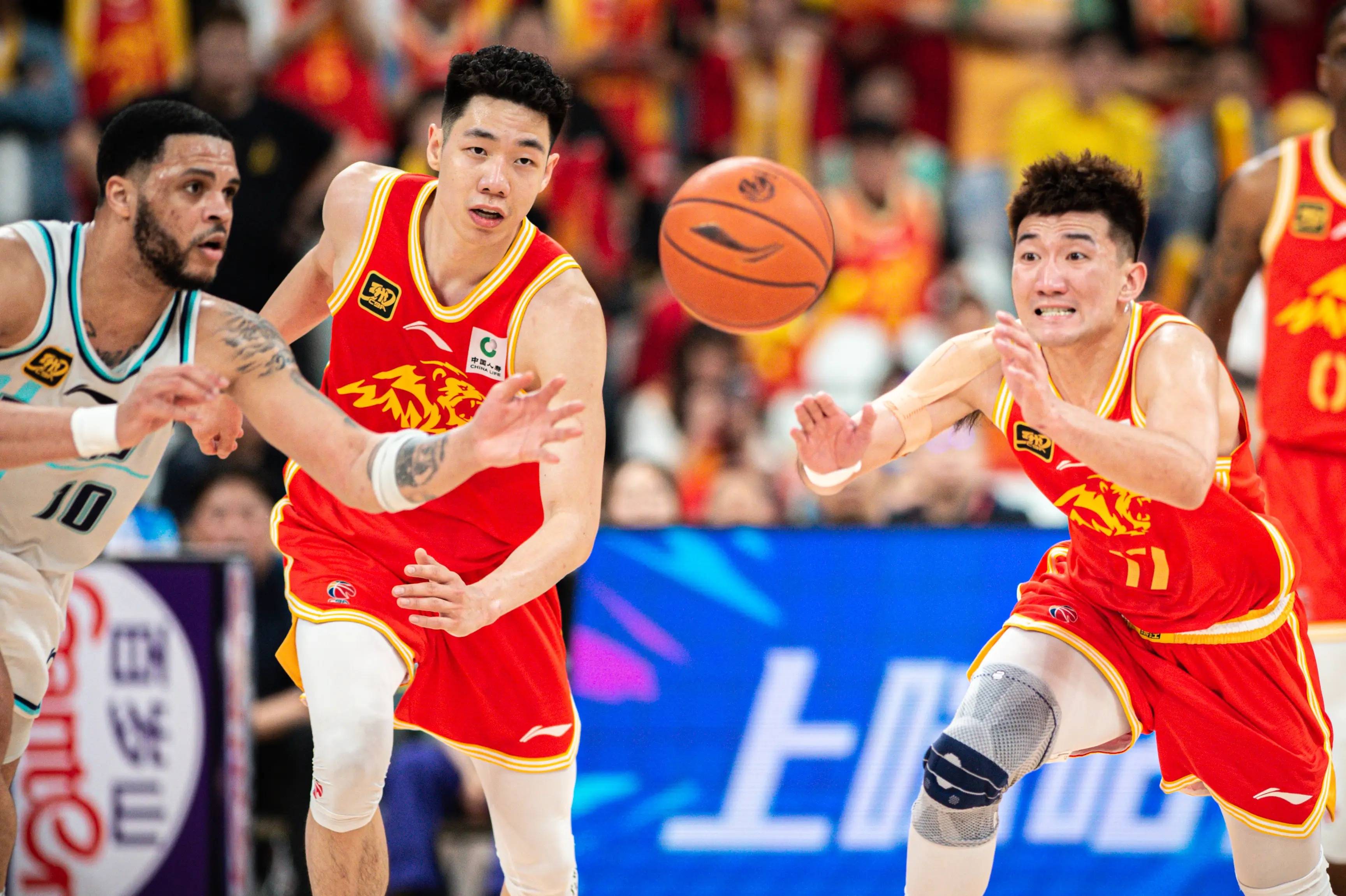 杨鸣带伤上阵领跑广东队，晋级总决赛的简单介绍