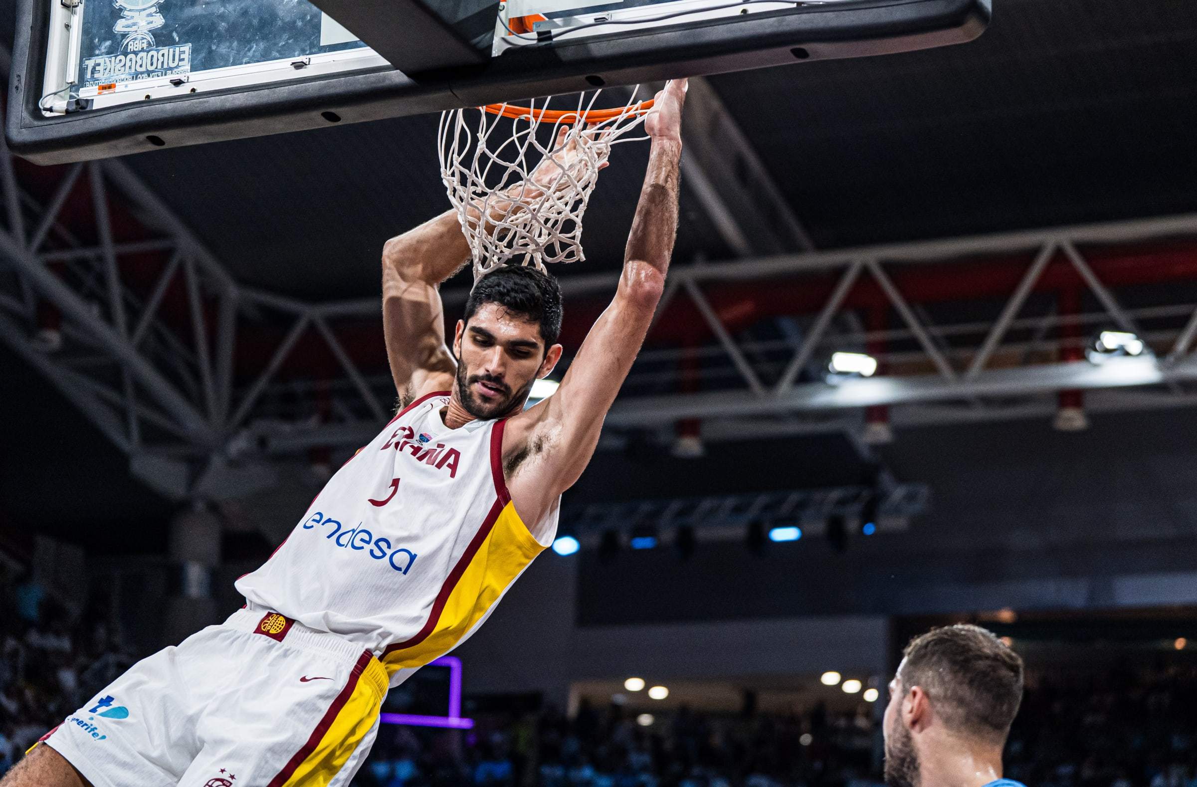 关于西班牙队遭遇失利，面临出局危机的信息