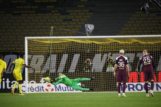 大巴黎客场战胜南特，稳居榜首的简单介绍