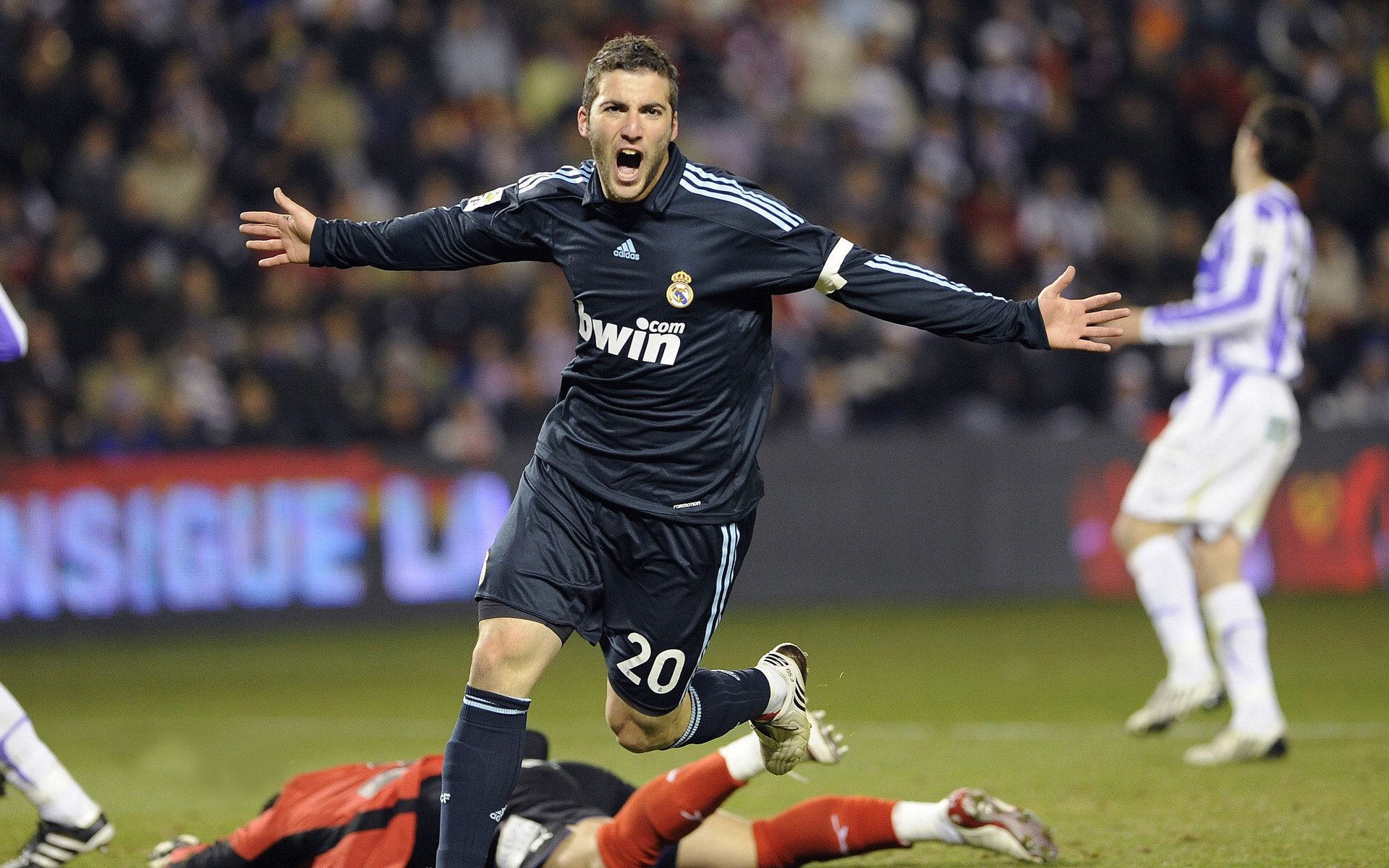 冰岛寒锋难破红蓝壁垒,巴萨防守艺术与巴斯托尼的闪耀启示