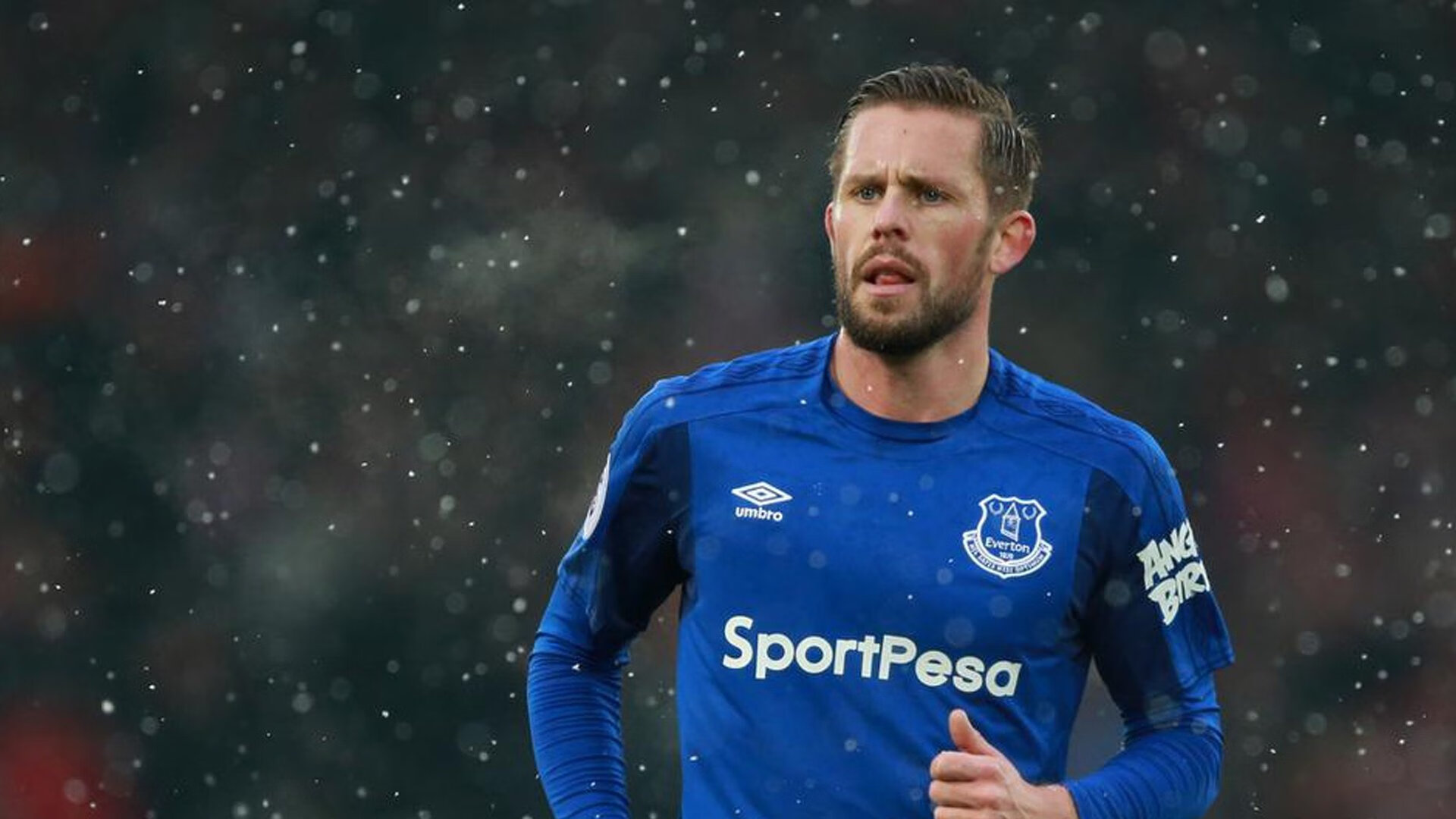 波斯铁骑对阵红军，莱万关键时刻的世界波破局